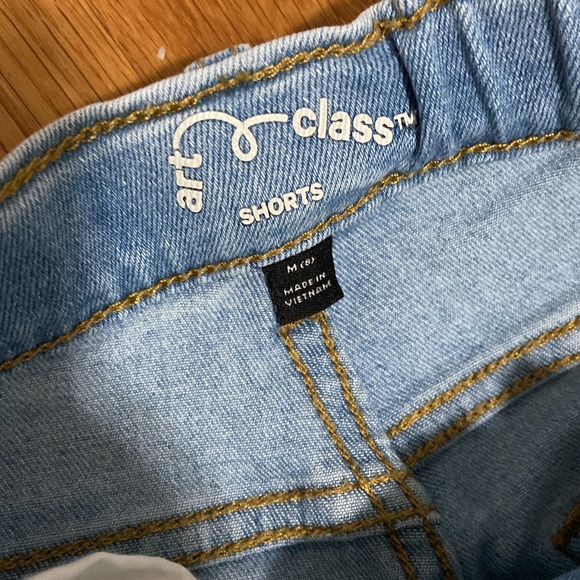 Never worn. Boys Jean short. Medium-8 - Picture 3 of 4